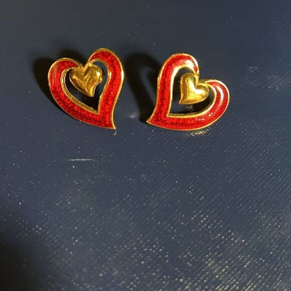 Vintage Avon red double heart pierced earrings. - Picture 3 of 3